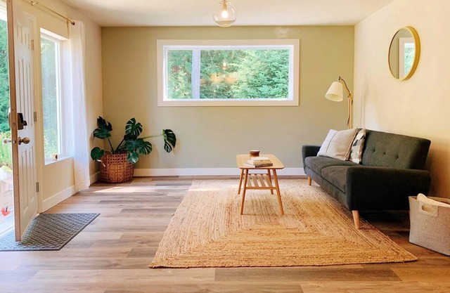 Zen one-bedroom suite next to the forest. Walkable to beach!