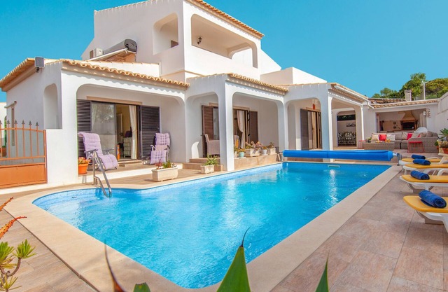 MAGNIFICENT VILLA WITH HEATABLE POOL, BBQ, AC & WIFI