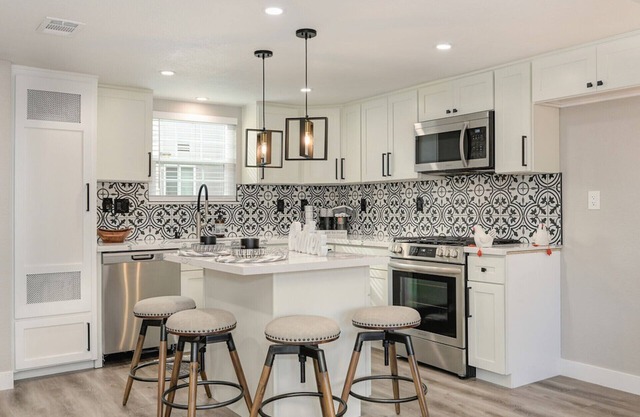 ZenNest Townhome Close toRoseville SacDowntown Hospitals Pool&Fenced PatioGarden