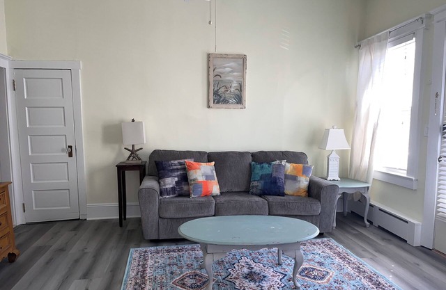 Zephyr Cottage (Apt 2)