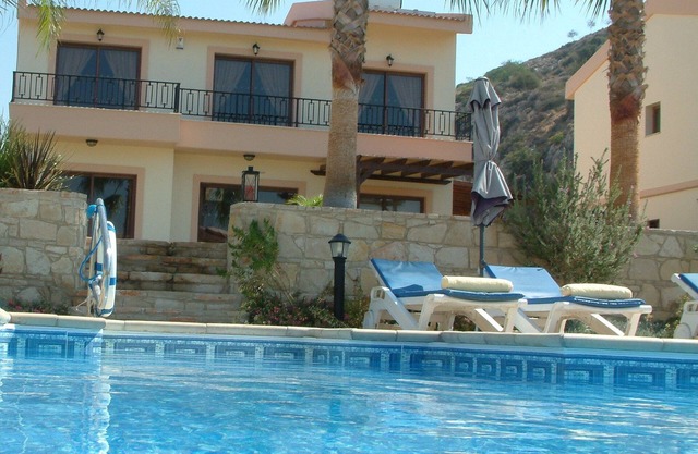 Zeus Villa. Villa mit drei Schlafzimmern, großem privaten Pool und angelegtem Garten.