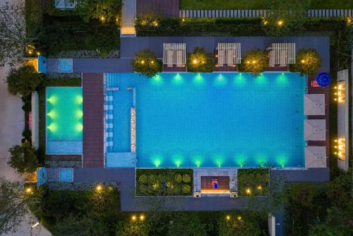 Zhangjiajie SANHE Hotel -Free one way pick up service over 2 night, Free shuttle to east gate of forest park,Free laundry service,Free fresh coffee,English speaking customer service