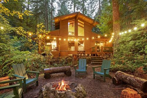 ZigZag Basecamp · Cozy Cabin Perfect for Nature Escapes w/Hot Tub