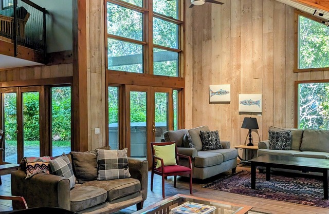 Zinc Spur, Spacious Private Retreat, Great for family events, Pet Friendly!