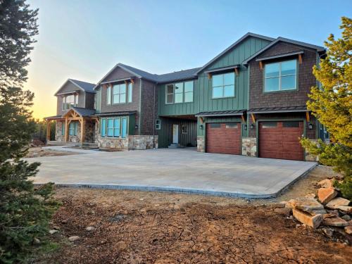 Zion Breeze - New! 6 King Suites, 8 bdrm, Hot Tub, EV, E-Scooters