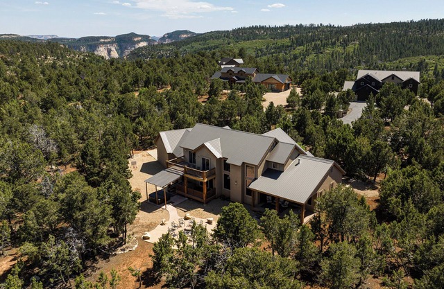 Zion (East) Luxurious Home King Beds WiFi Privacy Hot Tub