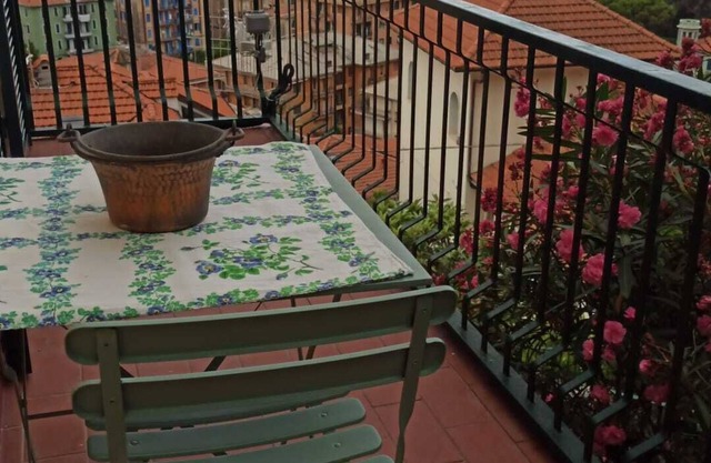 zona residenziale lontano dalla "pazza folla" però vicino al mare ed al centro