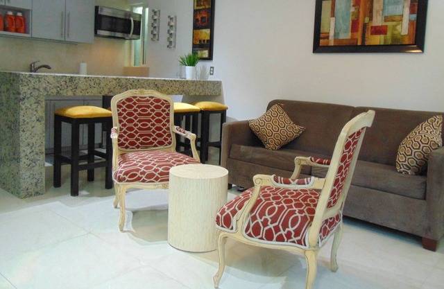ZONA RIO ELEGANT CHARM COMFORTABLE COZY SECURE TOWN-HOME VALENCIA # 2