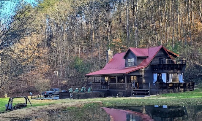Tate Haus | ʕ ᴥ ʔ Private Pond on 7 acres - Honey's Hideaway