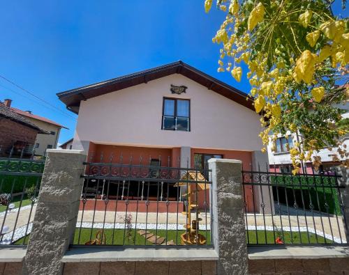 Vurshets Haus | Александровата Къща - Aleksandar Guest House with Garden and Pool