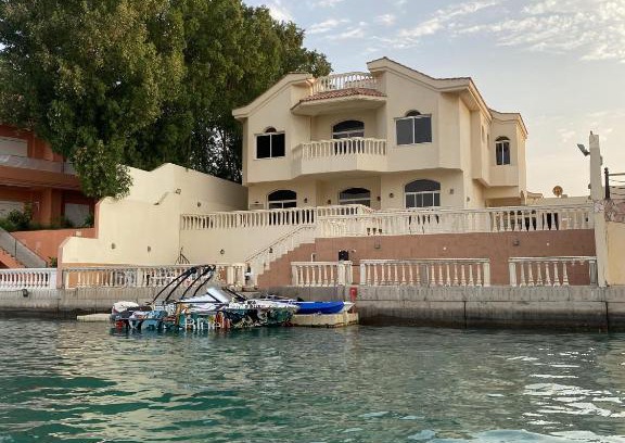 Al Kura Haus | شاليه بإطلالة بحرية مميزة