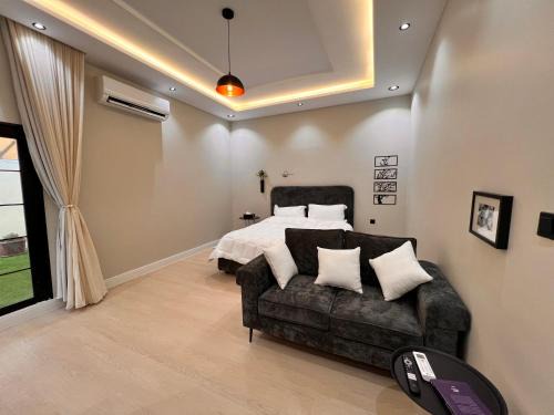 Al Kura Wohnung | غرفة وجلسة خارجية بوصول ذاتي