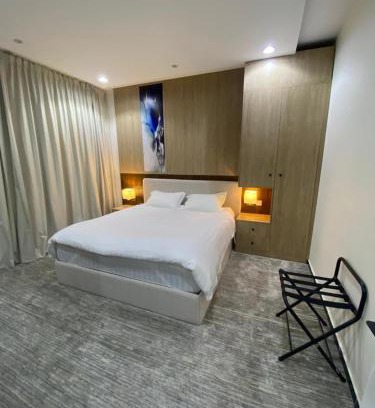 Al Kura Wohnung | غرفة وصالة فندقية