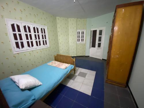 Mansoura Wohnung | غرفه واحده فقط داخل شقه بها سرير ١٢٠ سم ومروحه ودولاب وكراسي