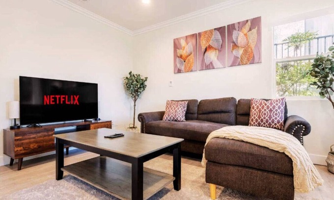 Burbank Haus | ৎ୭Serene Home in Central Burbankৎ୭