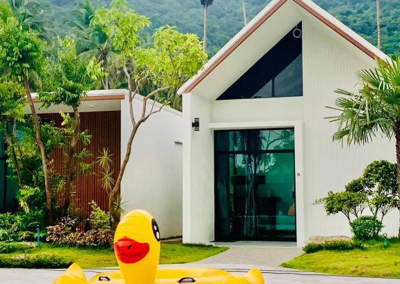 Sichon Resort | คิงคองพูลวิลล่าเขาพลายดำ