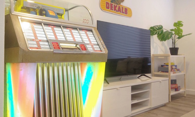 South Tacoma Wohnung | ᗌᗌᗌ Fresh & new 1br. Jukebox, king bed, A/C