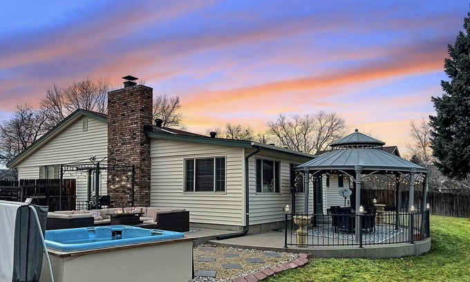 Northwest Arvada Haus | ᨒFIREHAUSᨒHotTubᨒCinemaᨒBBQᨒBadmintonᨒGames