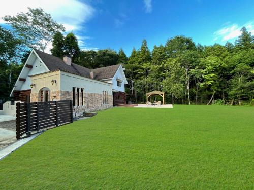 Nasu Haus | プライベートサウナ付き 森も小川も楽しめる 一棟貸切の貸別荘 Royal Villa 那須高原