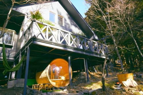 Oishi Wohnung | ペット可｜自然に囲まれながらサウナやBBQ｜最大８名｜The No.10河口湖