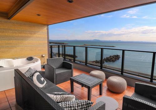 Yokosuka Wohnung | ル グランブリュリゾート長沢 l テラスでゆったりオーシャンビュージャグジー 1棟貸切 小型犬可 無料駐車場付