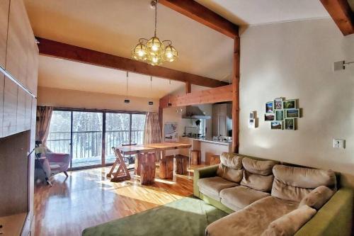 Nagano Skihütte | 『一軒丸々貸切』徒歩5分圏内カフェ 自然を満喫 Modern Ski Chalet +WiFi & 5min walk to cafes.