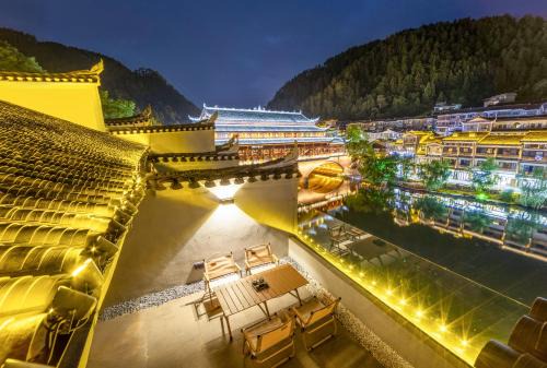 Fenghuang Haus | 云隐兮江景民宿