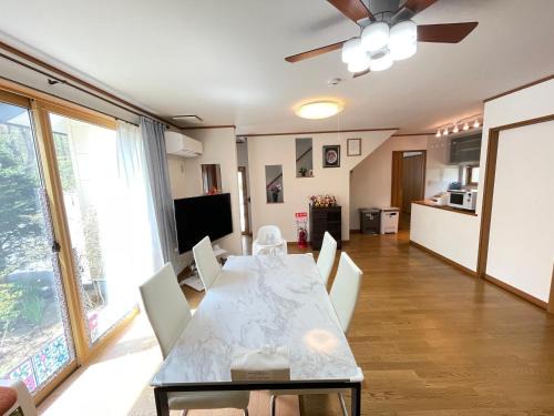 Tsumagoi Haus | 北軽井沢おもちゃ王国車5分 1棟貸切 107平米3LDK 雨もbbq可能 小学生3名まで無料 アメニティ完備