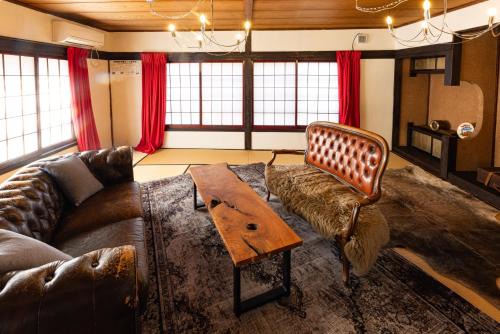 Komoro Haus | 小グループ専門貸切一軒家 パーティーOK観光スポット徒歩圏内 小諸駅歩2分揚羽屋 Specializing in small groups, Party OK, Walking to tourist spots, Vacation Rental House 2 min from Komoro sta