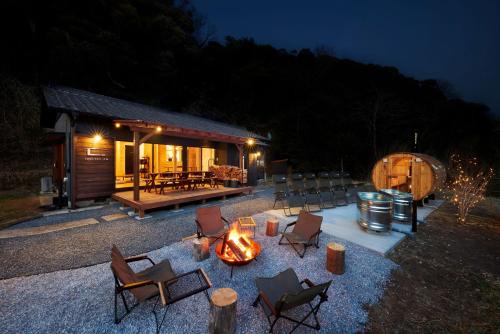 Kimitsu Haus | 星が降りそそぐVilla 都心から70分 にぎわいOK完全プライベート空間 吹抜けサウナ 最大8名 雨でもBBQ 天体観測 田園が広がるぽつんと宿
