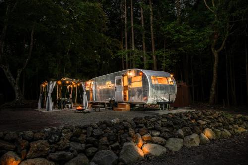 Motosu Haus | 本栖ベース~ヴィンテージトレーラーとバレルサウナ’1日1組限定’の貸切別荘~