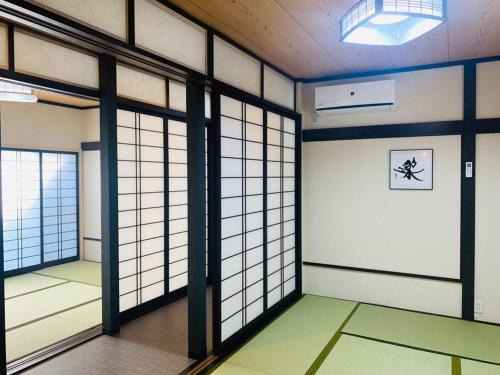 Tateishi Wohnung | 東京民泊 貸し切り一軒家 モダン和風 畳 青砥 上野 プライベート空間 最大8名 ファミリータイプ