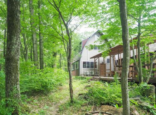 Nasu Haus | 森の中に佇むバンガロー 広大な屋根付きデッキでbbq 卓球 ハンモック