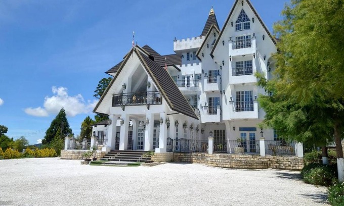 Ren'ai Bed & Breakfast | 清境藝家原德堡 Arts castle