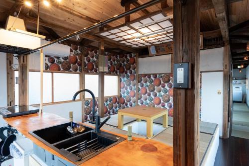 Iwaki Wohnung | 温泉徒歩30秒 一棟貸切で最大15名まで 広々キッチンで自炊可