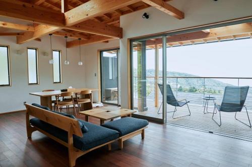 Atami Haus | 相模湾と熱海の街を一望できるサウナと半露天温泉の一軒家