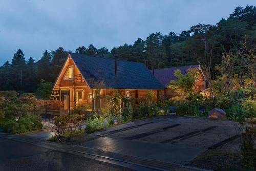 Hakone Skihütte | 箱根芦ノ隠 Ashi Hakone Cabin Retreat