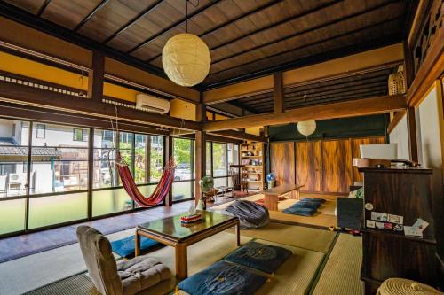 Eiheiji Haus | 1日1組限定 体験型古民家宿"ハレハレ" 超新鮮卵かけご飯付き-自給自足を営む若夫婦がセルフビルドした宿- 平飼い卵の収穫と五右衛門風呂沸かし体験付き