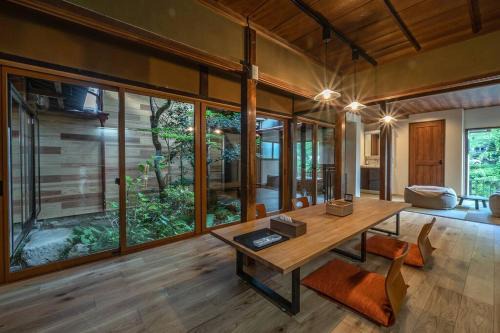 Hida Takayama Onsen Haus | 【1日1組限定4名まで同額】宮川沿いの町家一棟貸切ステイ ~WAT RESORT 飛騨まちやど 桜~