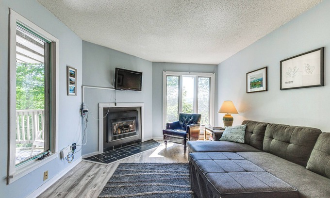 Warren Eigentumswohnung | < 1/2 Mi to Sugarbush Resort: Condo w/ Deck!
