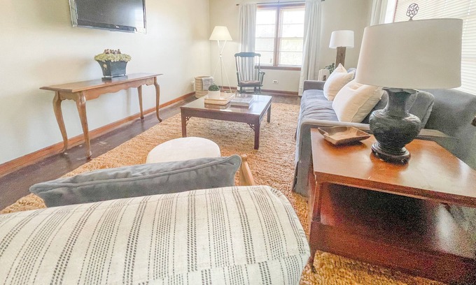 Corinth Haus | 1.3 Miles from Chick-Fil-A & Starbucks