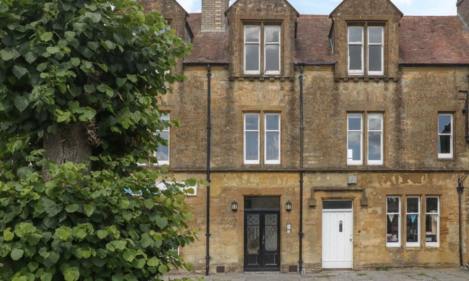 Sherborne Hütte | 1 ABBEY COURT, pet friendly in Sherborne