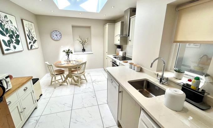 Child Okeford Hütte | 1 APLANDS, character holiday cottage, with open fire in Child Okeford