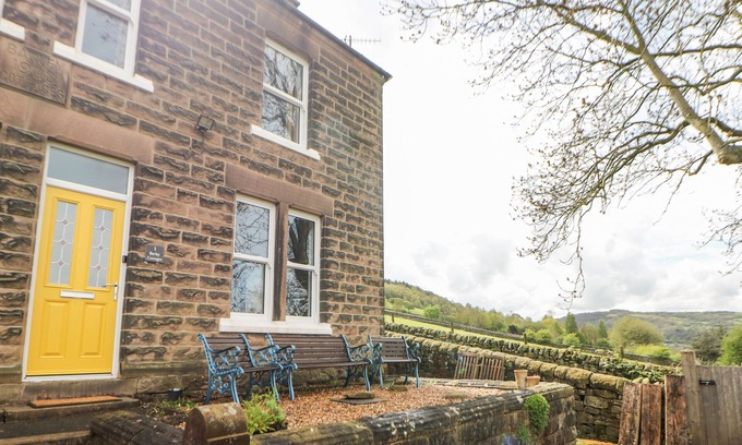 Holestone Moor Hütte | 1 BARLEY COTTAGES, pet friendly, character holiday cottage in Matlock