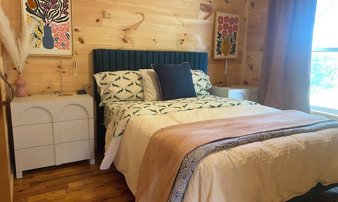 Amery Kabine | 1 Bdr Cabin unit Respite on Apple River. Kayaks, SUPs, and more! Pet friendly!