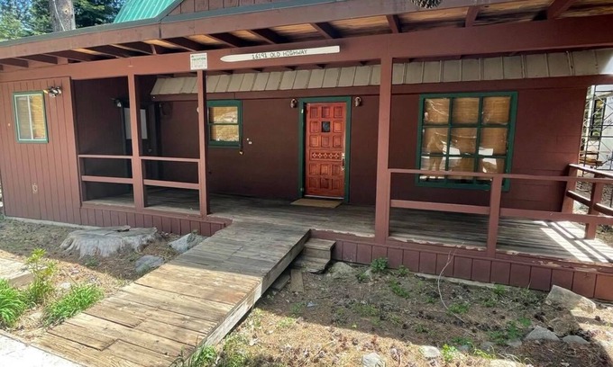 Donner Lake Woods Haus | 4 Schlafzimmer, 2 Bäder, 12 Personen. Westende des Donnersees DLR # 105