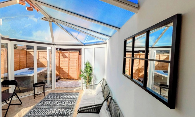 Swindon Wohnung | 1-Bed Retreat - Hot Tub, Private Garden & Bbq