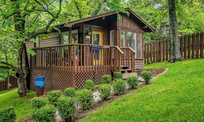 Eureka Springs Historic District Kabine | 1 Bedroom Cabin In The Woods, Covered Porch, Jacuzzi, Kitchen & Hot Tub.