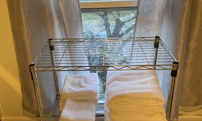 Jefferson City Hütte | 1 bedroom cozy cottage loft with free parking on premises