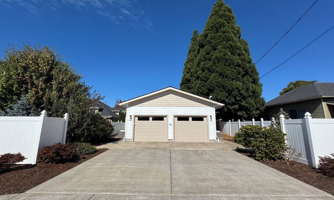 Albany Wohnung | 1-Bedroom Duplex with Private Garage - Extended Stay Rental in Albany